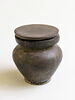 pot à kohol ; couvercle de vase ; avec contenu, image 1/3
