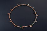 collier à pendentif ; amulette ; perle rondelle ; perle globulaire ; perle irrégulière ; perle en pavot, image 4/6