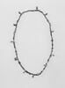 collier à pendentif ; amulette ; perle rondelle ; perle globulaire ; perle irrégulière ; perle en pavot, image 5/6