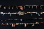 collier à pendentif ; amulette ; perle rondelle ; perle globulaire ; perle irrégulière ; perle en pavot, image 6/6