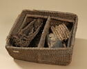 panier à compartiments ; avec contenu ; perle ; élément momifié, image 1/3