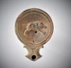 lampe à bec triangulaire et volutes, image 1/3