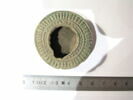 boucle d'oreille en poulie  ; pion de jeu en poulie, image 1/2