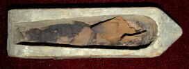 sarcophage miniature ; élément momifié ; tissu ; figurine d'Osiris à l'obélisque, image 1/3