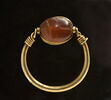 bague en anneau à extrémités enroulées ; scarabée, image 1/2