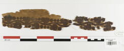 bande décorative d'habillement ; fragments, image 1/2