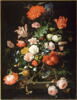 Fleurs dans une carafe de cristal placée sur un piédestal en pierre, avec une libellule, image 3/3