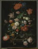 Fleurs dans une carafe de cristal placée sur un piédestal en pierre, avec une libellule, image 1/3