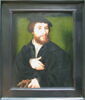 Portrait d'homme habillé de noir et tenant d'une main ses gants, image 3/3
