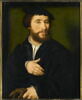 Portrait d'homme habillé de noir et tenant d'une main ses gants, image 1/3