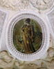 Figures d'hommes qui portent quatre médaillons imitant le bronze, image 3/5