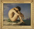 Jeune homme nu assis au bord de la mer, image 2/4