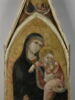 La Vierge et l'Enfant ; dans le médaillon trilobé à l'intérieur du gâble, Le Calvaire, image 2/9