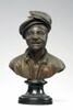 Homme coiffe d'un béret à plume, image 1/2