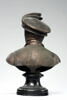 Homme coiffe d'un béret à plume, image 2/2