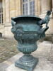 Vase à décor losangé et de sphinx  d'après les modèles du parterre du midi à Versailles, image 1/2