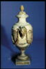 Vase de style Louis XVI avec couvercle orné de têtes de béliers et de guirlandes, image 2/2