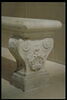 Banc composé de trois pieds ornés de coquilles et d'une plaque de marbre, image 3/4