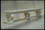 Banc composé de trois pieds ornés de coquilles et d'une plaque de marbre, image 5/5