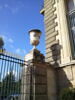 Vase de forme Médicis orné de symboles bacchiques, image 2/3