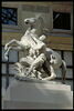 Cheval retenu par un palefrenier, image 8/12