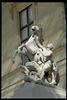 Cheval retenu par un palefrenier, image 10/12
