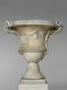 Vase orné de trophées d'instruments de musique, image 1/2