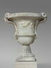 Vase orné de trophées d'instruments de musique, image 1/2