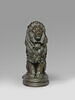 Lion assis, image 2/5