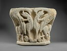 Chapiteau d'applique décoré d'oiseaux et de lions s'entre-dévorant, image 1/9