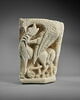 Chapiteau d'applique décoré d'oiseaux et de lions s'entre-dévorant, image 2/9
