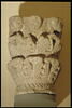Chapiteau décoré de feuillages, de masques et de dents de scie, image 1/7