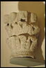 Chapiteau décoré de feuillages, de masques et de dents de scie, image 2/7