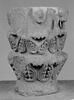 Chapiteau décoré de feuillages, de masques et de dents de scie, image 7/7