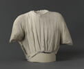 Torse d'homme vêtu d'une tunique, image 1/7