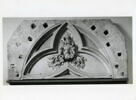 Tympan décoré d'un masque feuillu, image 1/3