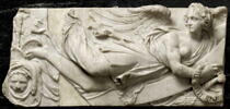 Victoire les pieds tournés vers la gauche tenant le collier de l'Ordre de Saint-Michel, image 2/4