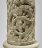 Colonne décorée de feuillage, de rinceaux habités et de galons perlés, image 19/23