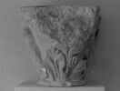 Fragment d'un chapiteau double (?) : l'Annonciation, la Visitation et décor végétal, image 5/7