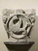 Chapiteau d'applique décoré d'un basilic et de deux rosaces, image 1/5