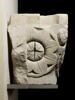 Chapiteau d'applique décoré d'un basilic et de deux rosaces, image 2/5