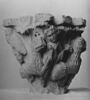 Chapiteau décoré d'hommes armés combattant des lions, image 6/6
