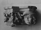 Chapiteau décoré d'une tête d'homme coiffé d'un bonnet, de feuilles de vigne et de grappes de raisin, image 3/3
