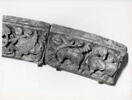 Un lion et un animal chimérique, dans des rinceaux, image 2/2