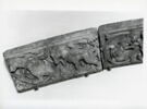 Un dragon et une chèvre, dans des rinceaux, image 2/2