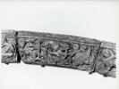 Une femme nue, un homme vêtu et un animal chimérique, dans des rinceaux, image 2/2