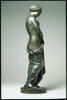 Femme tenant un médaillon, image 6/7