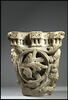 Chapiteau décoré de rinceaux perlés, de feuillages et d'une tête de lion ou de monstre, image 6/12