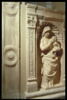 Petit pilastre avec un fragment d'arcature à gauche de la Vierge allaitant l'Enfant, image 1/3