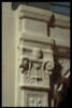 Petit pilastre avec un fragment d'arcature à gauche de la Vierge allaitant l'Enfant, image 3/3